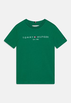 Zielona koszulka z krótkim rękawem z napisem "TOMMY HILFIGER EST. 1985" oraz małym logo flagi w kolorach czerwonym, białym i niebieskim na piersi i rękawie.