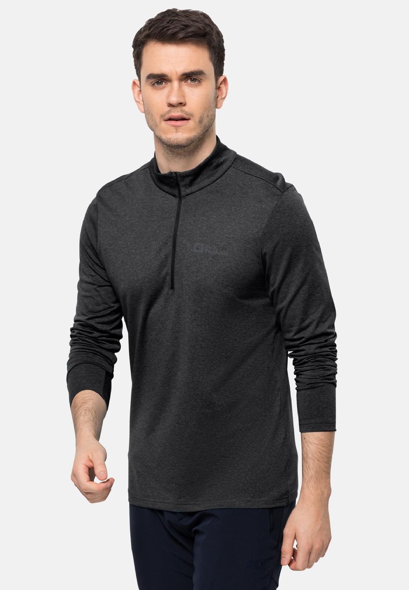 Schwarzer Pullover mit langen Ärmeln und halbem Reißverschluss-Kragen. Hergestellt aus strukturiertem Stoff, mit einem dezenten Logo auf der Brust und eng anliegenden Ärmeln.