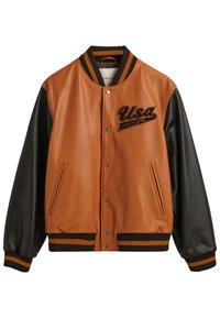 Chaqueta varsity marrón y negra con botones de presión, cuello y puños a rayas, bolsillos laterales y "USA GANT 1949" bordado en el pecho.