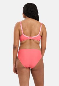 Koraal bikini set met verstelbare bandjes en een hooggesneden onderstuk. Soepele textuur en contrasterende afwerking aan de randen.