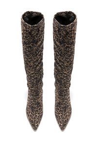 Botas altas hasta la rodilla con punta afilada hechas de tela con estampado animal, que presentan un diseño holgado y una abertura ajustada en la parte superior.