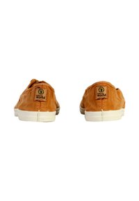 Scarpe in tela arancione con suole in gomma bianche, caratterizzate da una cucitura, design casual e un'etichetta del marchio sul tallone.
