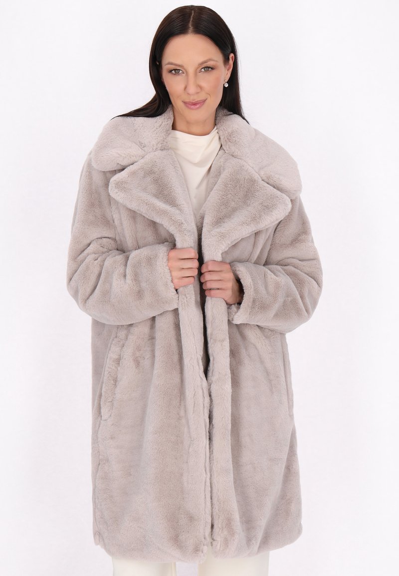 Cappotto in pelliccia sintetica grigio chiaro, morbido e peloso, con un ampio colletto, maniche lunghe e apertura frontale. Presenta tasche laterali e un tessuto morbido e texture.