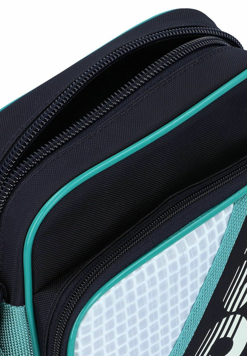 Sac noir et turquoise avec texture en mesh, deux fermetures éclair, accents contrastants, et un panneau latéral à motifs présentant des formes géométriques.