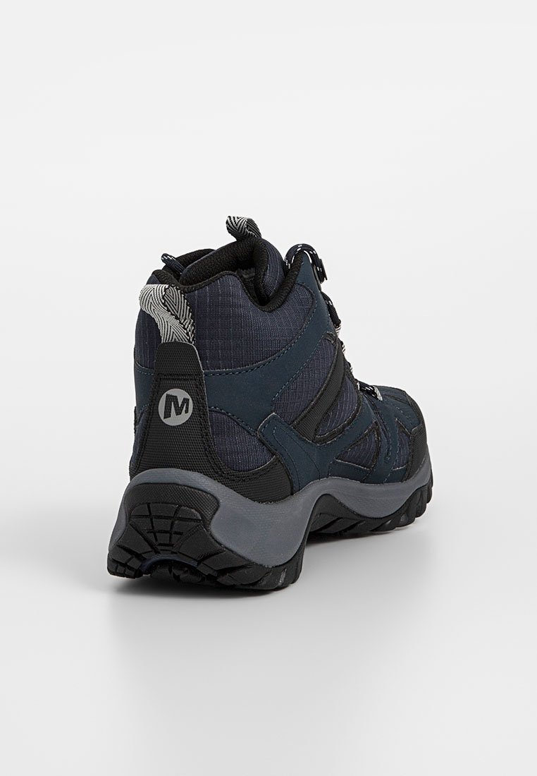 Ciemnoniebieskie buty trekkingowe z teksturowaną cholewką, wspierającą konstrukcją i gumowymi podeszwami z bieżnikiem zapewniającym przyczepność. Wyróżniające się logo na pięcie.