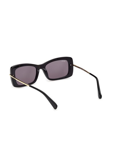 Lunettes de soleil rectangulaires noires avec des verres gris foncé et des branches en métal doré fines avec des embouts noirs sur un fond blanc.