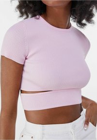 Svetle růžový pruhovaný cropped top s krátkými rukávy, se přiléhavým střihem a horizontálním výřezem v pase, vyrobený z pružného materiálu.