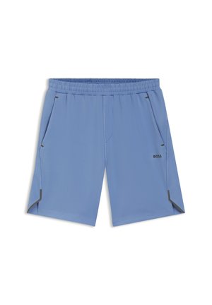 Pantalones cortos para hombre de cintura elástica en azul claro, con bolsillos laterales, pequeño logo negro de BOSS en la pierna derecha y detalles reflectantes cerca de los bolsillos y los bajos.