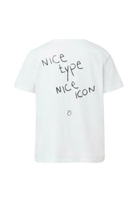 Biała bawełniana koszulka z krótkim rękawem. Na plecach dużym czarnym tekstem napisano "NICE TYPE NICE ICON" w swobodnej czcionce.