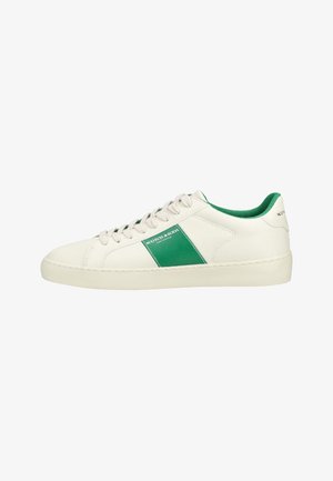 Witte lage sneaker met een groen zijpaneel en binnenvoering, witte veters en een platte crèmekleurige zool.