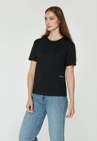Sail Racing W RACE HEAVY TEE - T-shirts basic - carbon
