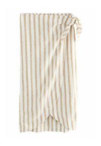 Écharpe rayée en blanc et marron clair, fabriquée en tissu léger. Présente un nœud noué sur un côté et un ourlet asymétrique.
