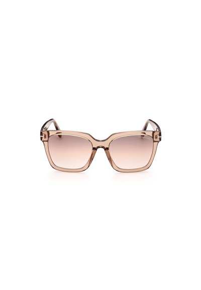 Occhiali da sole quadrati trasparenti di colore marrone chiaro con lenti sfumate e un logo del designer discreto nell'angolo superiore di una lente.