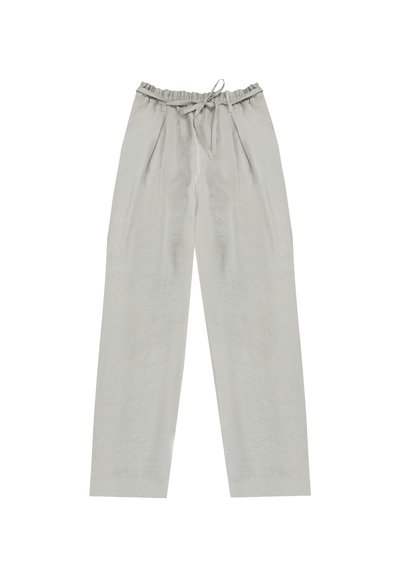Jasnoszare spodnie z wysokim stanem, mające szeroki pas typu paperbag i związany pasek, z luźnym prostym krojem nogawek oraz subtelnymi fałdami z przodu.