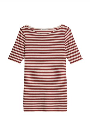 Czerwona i biała koszulka w poziome paski z krótkim rękawem i dekoltem w łódkę, pokazana rozłożona na białym tle.