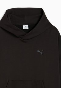 Sort hættetrøje med frontlomme og Puma-logo broderet på brystet, let foldet ved kraven på en hvid baggrund.