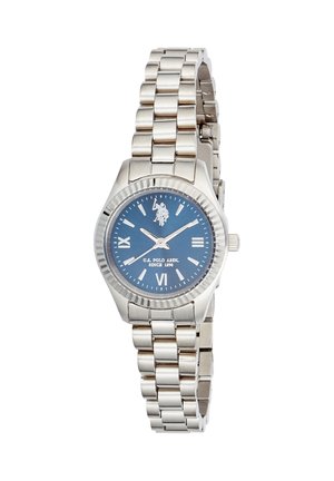 Montre-bracelet à maillons en métal argenté avec cadran bleu, index horaires romains et bâtons, trois aiguilles et logo U.S. Polo Assn. à 12 heures.