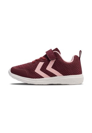 Baskets de sport en maille rouge avec une semelle en caoutchouc blanc, dotées d'une sangle en velcro, d'accents roses et d'un dessus texturé pour la respirabilité.
