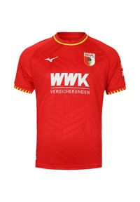 Maillot de football rouge avec un col rond, présentant un motif texturé, des accents jaunes sur les manches et des graphiques blancs pour le branding.