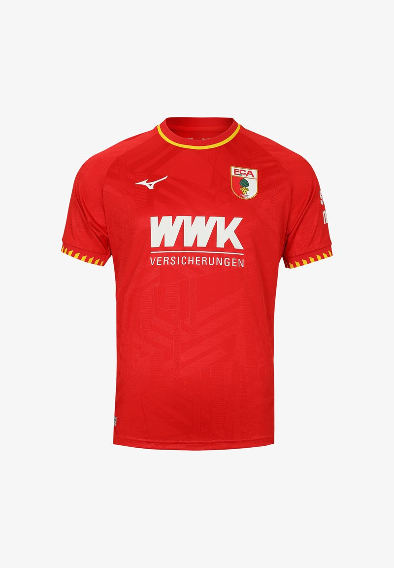 Maillot de football rouge avec un col rond, présentant un motif texturé, des accents jaunes sur les manches et des graphiques blancs pour le branding.
