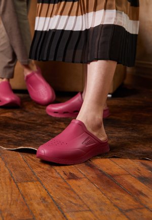 TITANIUM UNISEX - Mulas - bright pink