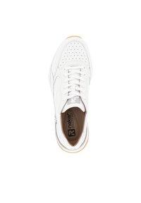 Weiße perforierte Sneaker mit Obermaterial aus strukturiertem Leder, hellbraunem Innenfutter und flexibler Gummisohle mit leichtem Rand.