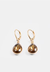 Brincos pendentes em tom dourado com cristais castanhos em forma de pêra com superfícies facetadas e pequenas pedras claras de destaque perto do gancho.
