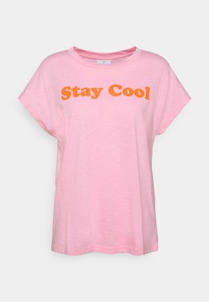 T-shirt rose à manches courtes retroussées avec le texte orange "Stay Cool" sur la poitrine, sur un fond gris clair.
