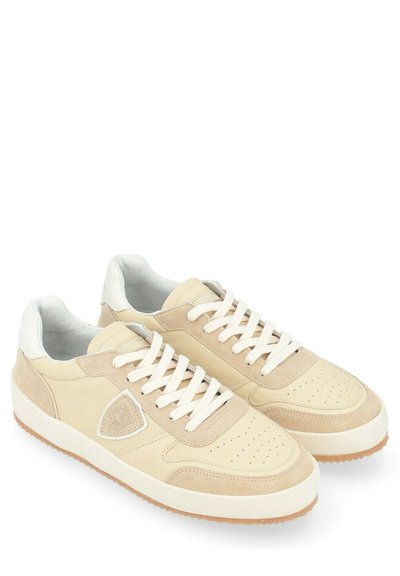 Sneaker beige realizzati in suede e pelle, con lacci bianchi, punta perforata e suola in gomma con grip testurizzato.