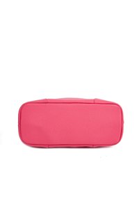 Różowa skórzana torba o teksturowej powierzchni, prostokątnym kształcie i zaokrąglonych krawędziach. Płaskie dno z widocznymi detalami szwów.