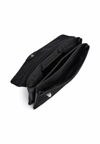 Schwarze Textil- und Leder-Clutch mit mehreren Fächern, einem sicheren Verschluss und glatter Textur, die ein einfaches, modernes Design zeigt.