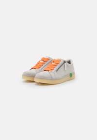 Baskets en suédine grises avec des lacets orange et une fermeture éclair sur le côté, dotées d'une semelle en caoutchouc beige et d'un petit accent vert sur le côté.