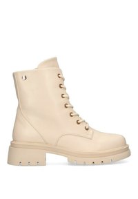 Botín de tobillo de imitación cuero beige con punta redonda, parte delantera con cordones, cuello acolchado y suela de goma gruesa. Presenta ojales metálicos y un acento de logo.
