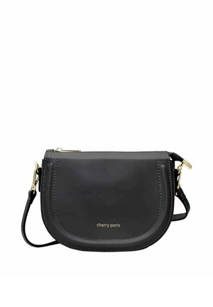 Sac bandoulière en cuir noir en forme de demi-lune avec fermeture éclair dorée et accessoires, logo "cherry paris" sur le devant et bandoulière réglable.
