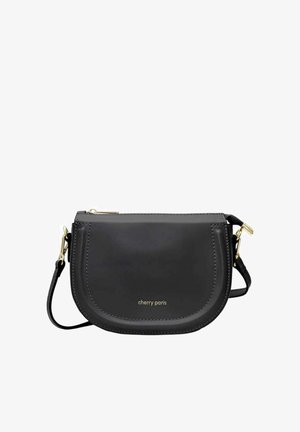 Sac bandoulière en cuir noir en forme de demi-lune avec fermeture éclair dorée et accessoires, logo "cherry paris" sur le devant et bandoulière réglable.