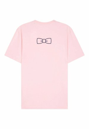 T-shirt à manches courtes rose clair avec un simple motif de nœud noir centré dans le dos, juste en dessous de l'encolure.