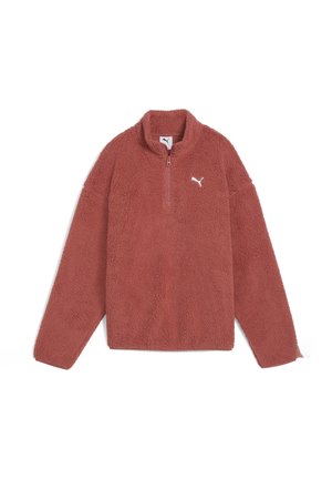 Fleece-trøje i rustfarve med lange ærmer, kvart lynlås foran, høj krave og hvidt Puma-logo på venstre bryst.
