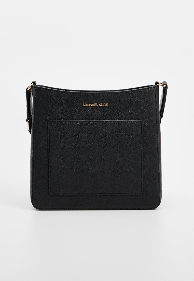 Schwarze Leder-Crossbody-Tasche mit strukturiertem Ober surface, goldenem Logo auf der Vorderseite und einer Fronttasche. Verfügt über einen verstellbaren Gurt.