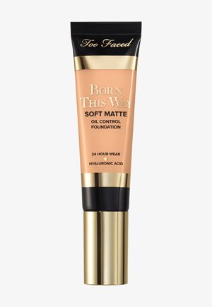 Too Faced Born This Way Soft Matte olievrije foundation in een tube met goudkleurige en zwarte dop, met een langdurige werking tot 24 uur en hyaluronzuur.