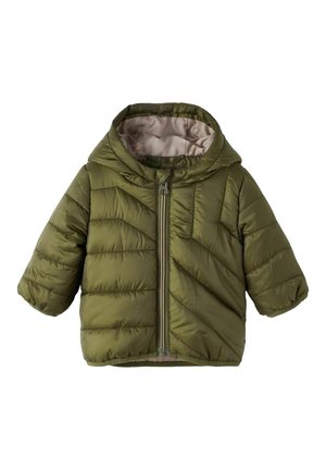 Doudoune bébé à capuche couleur vert olive avec fermeture éclair devant et doublure intérieure beige, présentée sur fond blanc.