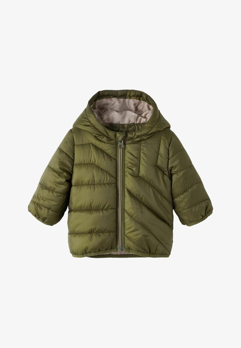 Doudoune bébé à capuche couleur vert olive avec fermeture éclair devant et doublure intérieure beige, présentée sur fond blanc.