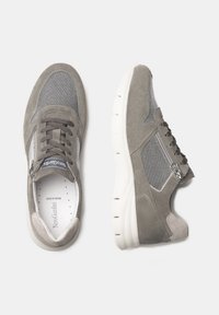 Grau Wildleder Sneaker mit Netzpaneelen, Schnürdesign, seitlichem Reißverschluss, gepolsteter weißer Sohle und dezentem Branding auf der Innensohle.