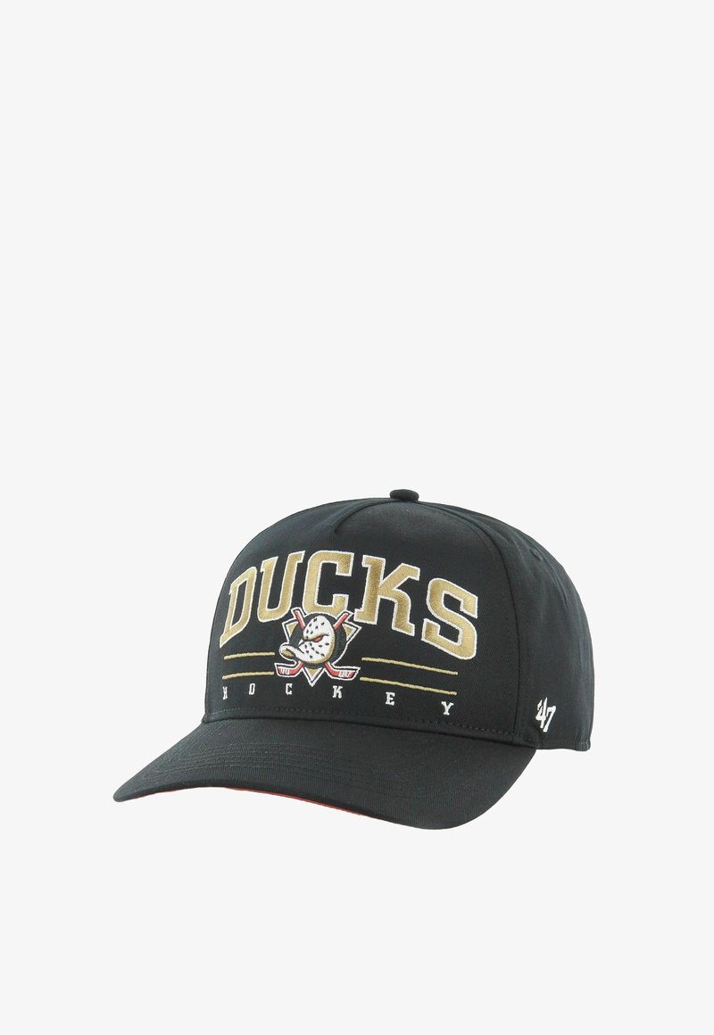 Schwarze Baseballkappe mit "DUCKS" und "HOCKEY" in Gold gestickt. Enthält ein Logo mit einer Eishockeymaske und gekreuzten Schlägern auf der Vorderseite.