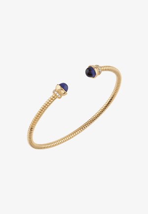Bracciale a manichetta placcato in oro con un design flessibile e a spirale, caratterizzato da due pietre blu e accenti di diamante su ciascun estremo.