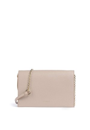Borsa a tracolla in pelle color rosa chiaro, con finitura testurizzata, tracolla a catena e chiusura a flap. Design minimalista con accento del logo.