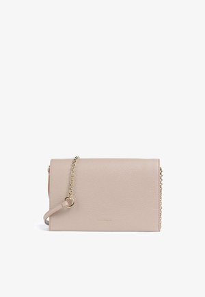 Borsa a tracolla in pelle color rosa chiaro, con finitura testurizzata, tracolla a catena e chiusura a flap. Design minimalista con accento del logo.