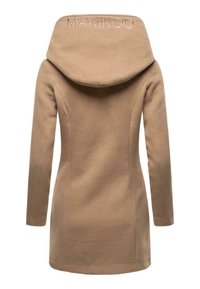 Beige jas met een grote capuchon, met de merknaam "MARIKOO" geborduurd op de achterkant. Getailleerde pasvorm met lange mouwen. Zachte textuur.
