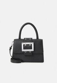 Črna usnjena torbica s strukturo, pravokotne oblike, vrhnim ročajem, nastavljivim trakom za nošenje čez telo in izrazitim srebrnim zaponkom.