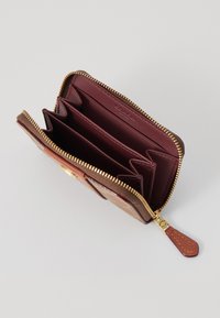 COACH ESSENTIAL SMALL ZIP AROUND CARD CASE IN SIGNATURE CANVAS - Lommebok - tan caramel