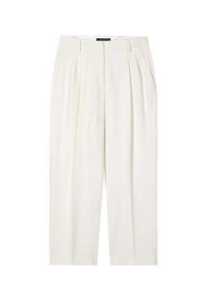 Weiße maßgeschneiderte Hose mit Bundfalten, Seitentaschen, Gürtelschlaufen und einem Reißverschluss vorne, vor weißem Hintergrund gezeigt.